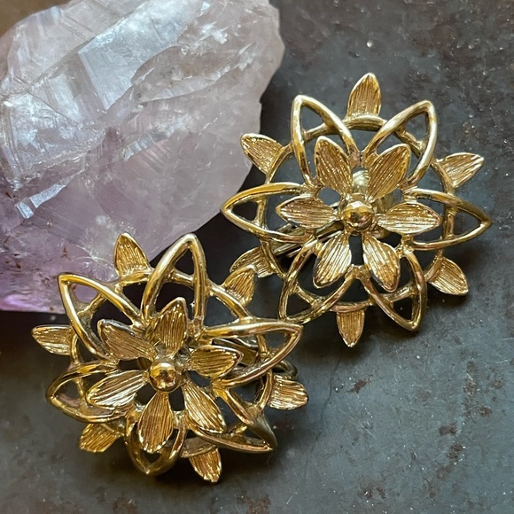 Vintage 60’s SARAH COV Flower Power Earrings / Sun Flower Clip on Earrings Gold - Picture 1 of 9